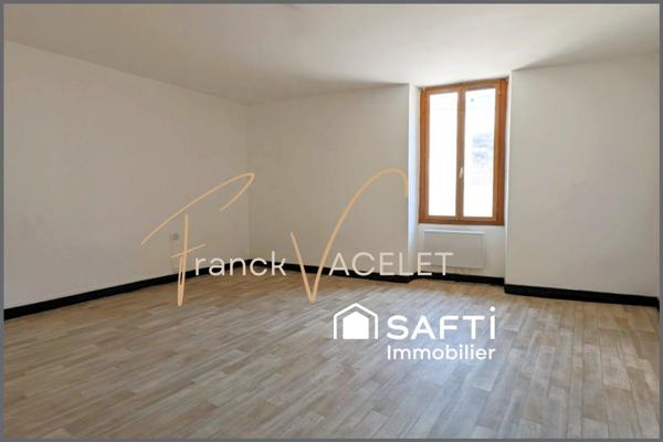 Maison en pierre rénovée avec terrasse au cœur de ville