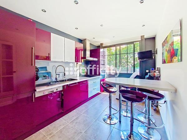 Maison
         5 pièces
        - 120 m² Bien prestige 799 000 € *