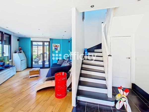 Maison
         5 pièces
        - 120 m² Bien prestige 799 000 € *