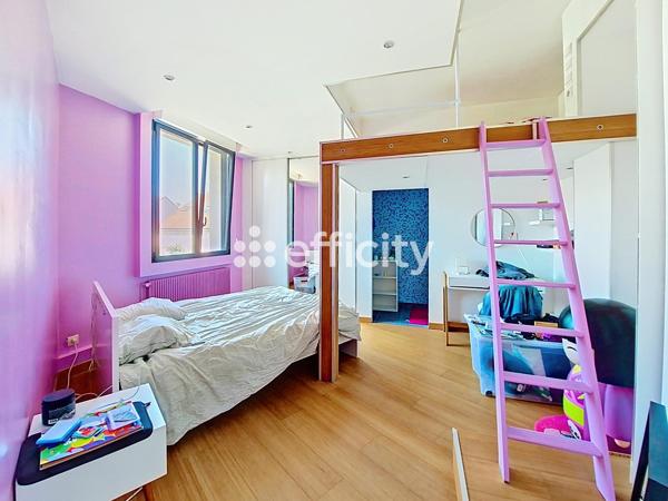 Maison
         5 pièces
        - 120 m² Bien prestige 799 000 € *