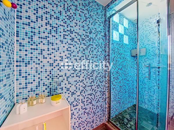 Maison
         5 pièces
        - 120 m² Bien prestige 799 000 € *