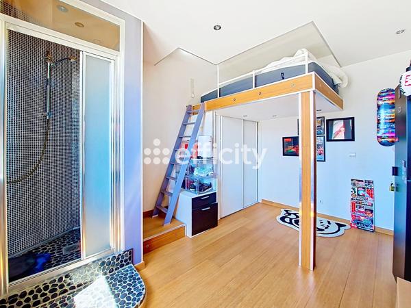 Maison
         5 pièces
        - 120 m² Bien prestige 799 000 € *