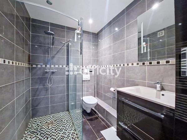 Maison
         5 pièces
        - 120 m² Bien prestige 799 000 € *