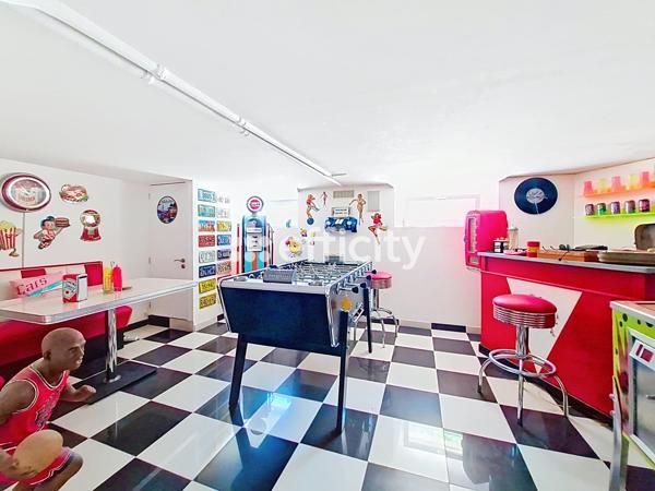 Maison
         5 pièces
        - 120 m² Bien prestige 799 000 € *
