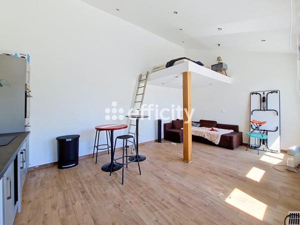 Maison
         5 pièces
        - 120 m² Bien prestige 799 000 € *