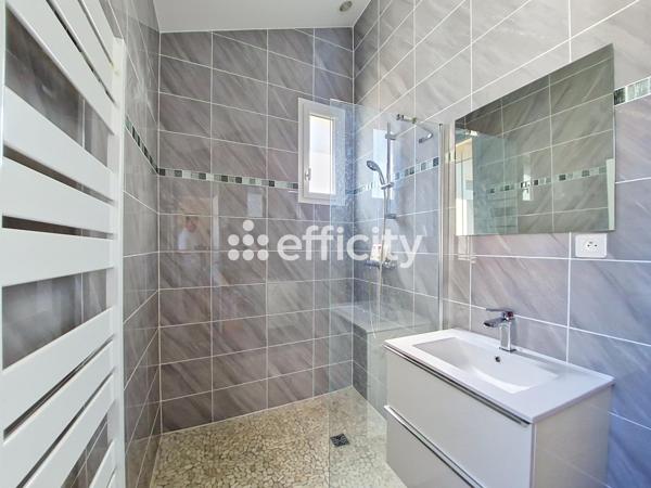 Maison
         5 pièces
        - 120 m² Bien prestige 799 000 € *