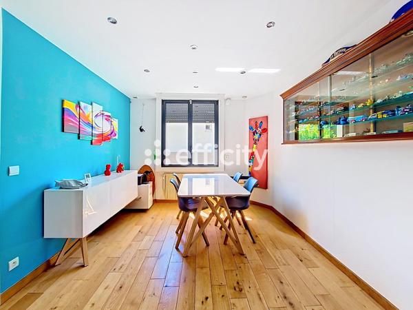 Maison
         5 pièces
        - 120 m² Bien prestige 799 000 € *