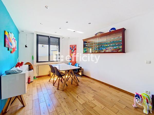 Maison
         5 pièces
        - 120 m² Bien prestige 799 000 € *