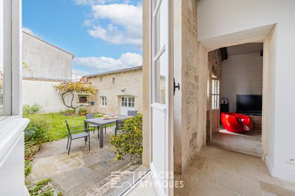 L’âme de la vieille pierre pour cette demeure rénovée à l’abri des regards