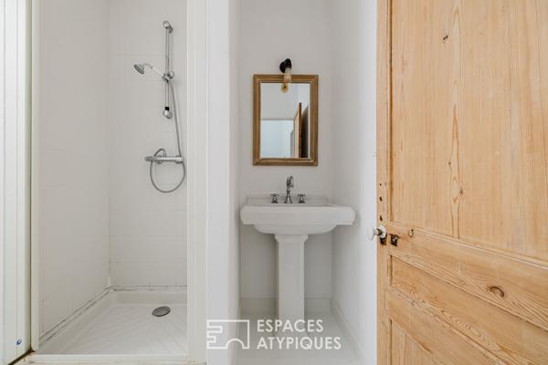 L’âme de la vieille pierre pour cette demeure rénovée à l’abri des regards