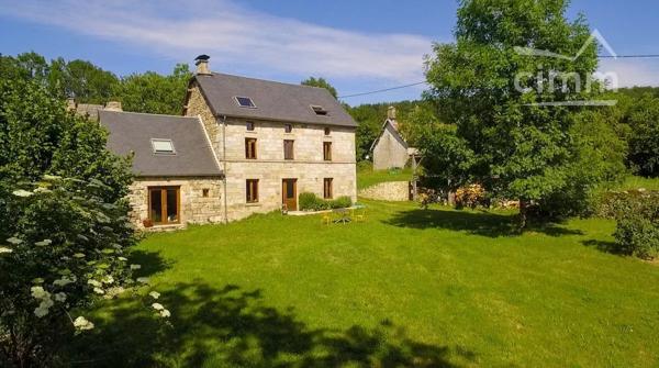 Au centre des lacs, propriété de 7 hectares avec forêts, prairies et rivière.