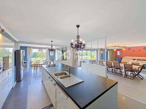 Villa 388 m², 2,3 hectares de terrain avec un panorama qui ne connaît aucune limite.