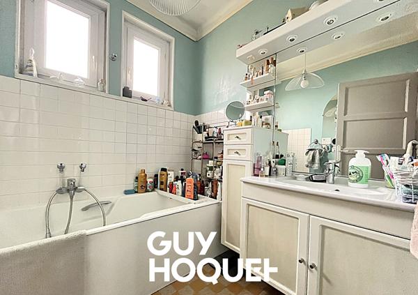 Maison de Caractère 3 Chs + Bureau, Salle de Jeux, Dépendances et Terrain de 735 m² - 71000 FLACE LES MACON