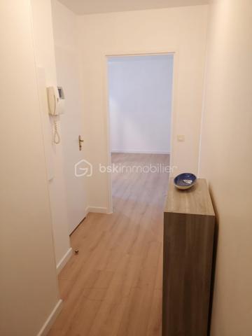 A deux pas de l'ISEE et à 5 minutes à pieds du centre-ville, venez découvrir en EXCLUSIVITE ce studio de 35 m² lumineux idéalement situé.

Ce bien se compose, d'une grande entrée, d'une pièce de vie séparée en deux avec son coin salon et son espace nuit, d'une salle d'eau et de sa cuisine aménagée.
Pour votre confort, les huisseries sont en double vitrages PVC, une place de parking ainsi qu'une cave sont à votre disposition.

Niché entre le chemin du Halage et le jardin des plantes ce studio saura vous séduire pour sa proximité avec le centre-ville et le calme de sa résidence.

Le bien est actuellement loué 575 euros par mois (idéal investisseur) à la même locataire sérieuse depuis plus de 4 ans, toutefois il est possible de l'acquérir sans locataire.

Les charges de copropriétés sont de 60 euros par mois.
Un bien rare sur ce secteur.
