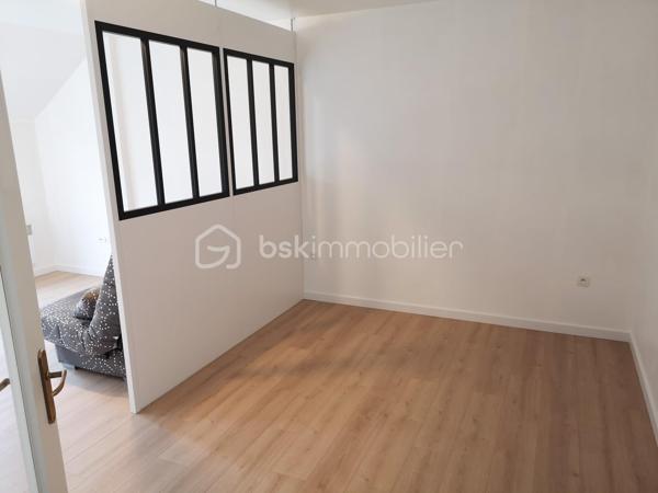 A deux pas de l'ISEE et à 5 minutes à pieds du centre-ville, venez découvrir en EXCLUSIVITE ce studio de 35 m² lumineux idéalement situé.

Ce bien se compose, d'une grande entrée, d'une pièce de vie séparée en deux avec son coin salon et son espace nuit, d'une salle d'eau et de sa cuisine aménagée.
Pour votre confort, les huisseries sont en double vitrages PVC, une place de parking ainsi qu'une cave sont à votre disposition.

Niché entre le chemin du Halage et le jardin des plantes ce studio saura vous séduire pour sa proximité avec le centre-ville et le calme de sa résidence.

Le bien est actuellement loué 575 euros par mois (idéal investisseur) à la même locataire sérieuse depuis plus de 4 ans, toutefois il est possible de l'acquérir sans locataire.

Les charges de copropriétés sont de 60 euros par mois.
Un bien rare sur ce secteur.