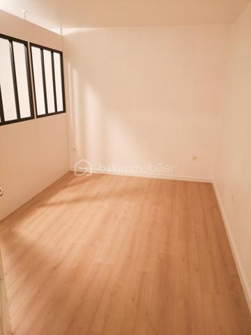 A deux pas de l'ISEE et à 5 minutes à pieds du centre-ville, venez découvrir en EXCLUSIVITE ce studio de 35 m² lumineux idéalement situé.

Ce bien se compose, d'une grande entrée, d'une pièce de vie séparée en deux avec son coin salon et son espace nuit, d'une salle d'eau et de sa cuisine aménagée.
Pour votre confort, les huisseries sont en double vitrages PVC, une place de parking ainsi qu'une cave sont à votre disposition.

Niché entre le chemin du Halage et le jardin des plantes ce studio saura vous séduire pour sa proximité avec le centre-ville et le calme de sa résidence.

Le bien est actuellement loué 575 euros par mois (idéal investisseur) à la même locataire sérieuse depuis plus de 4 ans, toutefois il est possible de l'acquérir sans locataire.

Les charges de copropriétés sont de 60 euros par mois.
Un bien rare sur ce secteur.