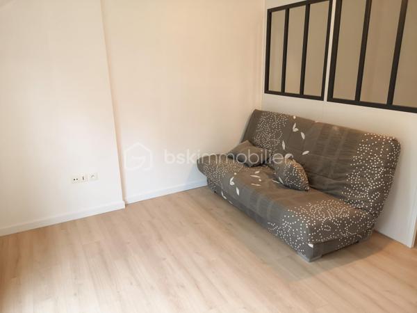 A deux pas de l'ISEE et à 5 minutes à pieds du centre-ville, venez découvrir en EXCLUSIVITE ce studio de 35 m² lumineux idéalement situé.

Ce bien se compose, d'une grande entrée, d'une pièce de vie séparée en deux avec son coin salon et son espace nuit, d'une salle d'eau et de sa cuisine aménagée.
Pour votre confort, les huisseries sont en double vitrages PVC, une place de parking ainsi qu'une cave sont à votre disposition.

Niché entre le chemin du Halage et le jardin des plantes ce studio saura vous séduire pour sa proximité avec le centre-ville et le calme de sa résidence.

Le bien est actuellement loué 575 euros par mois (idéal investisseur) à la même locataire sérieuse depuis plus de 4 ans, toutefois il est possible de l'acquérir sans locataire.

Les charges de copropriétés sont de 60 euros par mois.
Un bien rare sur ce secteur.