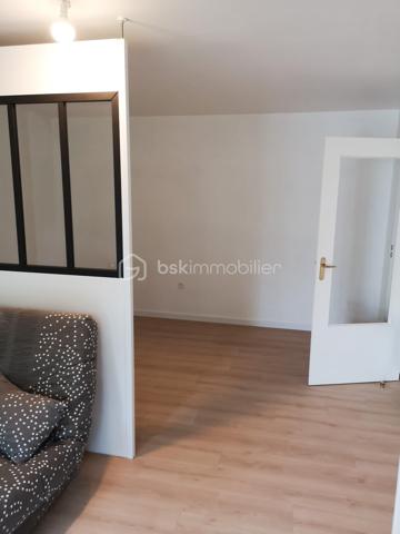 A deux pas de l'ISEE et à 5 minutes à pieds du centre-ville, venez découvrir en EXCLUSIVITE ce studio de 35 m² lumineux idéalement situé.

Ce bien se compose, d'une grande entrée, d'une pièce de vie séparée en deux avec son coin salon et son espace nuit, d'une salle d'eau et de sa cuisine aménagée.
Pour votre confort, les huisseries sont en double vitrages PVC, une place de parking ainsi qu'une cave sont à votre disposition.

Niché entre le chemin du Halage et le jardin des plantes ce studio saura vous séduire pour sa proximité avec le centre-ville et le calme de sa résidence.

Le bien est actuellement loué 575 euros par mois (idéal investisseur) à la même locataire sérieuse depuis plus de 4 ans, toutefois il est possible de l'acquérir sans locataire.

Les charges de copropriétés sont de 60 euros par mois.
Un bien rare sur ce secteur.