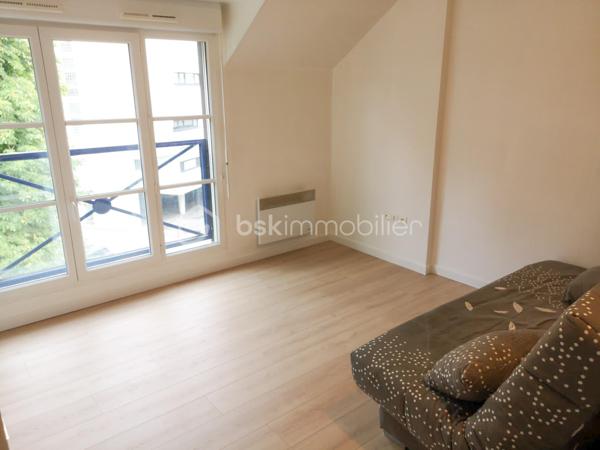 A deux pas de l'ISEE et à 5 minutes à pieds du centre-ville, venez découvrir en EXCLUSIVITE ce studio de 35 m² lumineux idéalement situé.

Ce bien se compose, d'une grande entrée, d'une pièce de vie séparée en deux avec son coin salon et son espace nuit, d'une salle d'eau et de sa cuisine aménagée.
Pour votre confort, les huisseries sont en double vitrages PVC, une place de parking ainsi qu'une cave sont à votre disposition.

Niché entre le chemin du Halage et le jardin des plantes ce studio saura vous séduire pour sa proximité avec le centre-ville et le calme de sa résidence.

Le bien est actuellement loué 575 euros par mois (idéal investisseur) à la même locataire sérieuse depuis plus de 4 ans, toutefois il est possible de l'acquérir sans locataire.

Les charges de copropriétés sont de 60 euros par mois.
Un bien rare sur ce secteur.