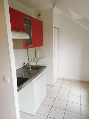 A deux pas de l'ISEE et à 5 minutes à pieds du centre-ville, venez découvrir en EXCLUSIVITE ce studio de 35 m² lumineux idéalement situé.

Ce bien se compose, d'une grande entrée, d'une pièce de vie séparée en deux avec son coin salon et son espace nuit, d'une salle d'eau et de sa cuisine aménagée.
Pour votre confort, les huisseries sont en double vitrages PVC, une place de parking ainsi qu'une cave sont à votre disposition.

Niché entre le chemin du Halage et le jardin des plantes ce studio saura vous séduire pour sa proximité avec le centre-ville et le calme de sa résidence.

Le bien est actuellement loué 575 euros par mois (idéal investisseur) à la même locataire sérieuse depuis plus de 4 ans, toutefois il est possible de l'acquérir sans locataire.

Les charges de copropriétés sont de 60 euros par mois.
Un bien rare sur ce secteur.