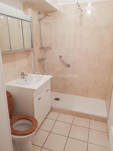 A deux pas de l'ISEE et à 5 minutes à pieds du centre-ville, venez découvrir en EXCLUSIVITE ce studio de 35 m² lumineux idéalement situé.

Ce bien se compose, d'une grande entrée, d'une pièce de vie séparée en deux avec son coin salon et son espace nuit, d'une salle d'eau et de sa cuisine aménagée.
Pour votre confort, les huisseries sont en double vitrages PVC, une place de parking ainsi qu'une cave sont à votre disposition.

Niché entre le chemin du Halage et le jardin des plantes ce studio saura vous séduire pour sa proximité avec le centre-ville et le calme de sa résidence.

Le bien est actuellement loué 575 euros par mois (idéal investisseur) à la même locataire sérieuse depuis plus de 4 ans, toutefois il est possible de l'acquérir sans locataire.

Les charges de copropriétés sont de 60 euros par mois.
Un bien rare sur ce secteur.