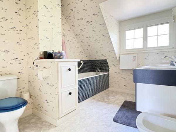 Maison
         6 pièces
        - 140 m² 335 000 € *