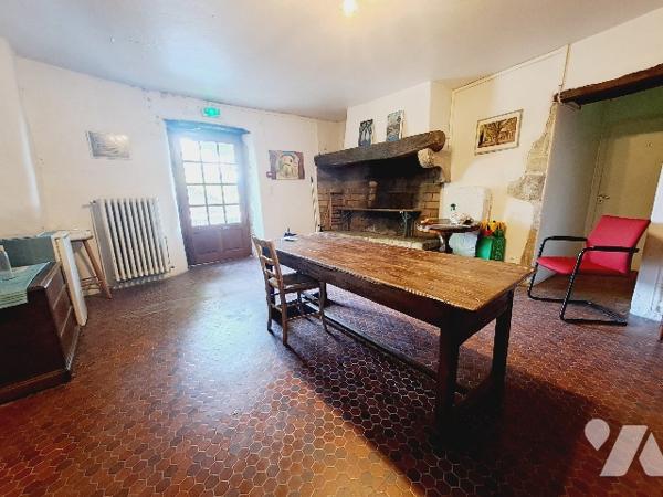 LA BEGUDE DE MAZENC, ancienne auberge de 277m² avec jardin.