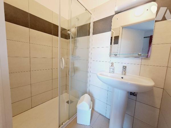 LA BEGUDE DE MAZENC, ancienne auberge de 277m² avec jardin.