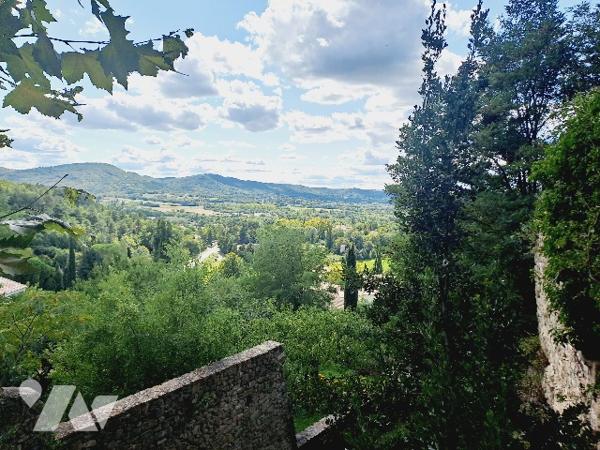LA BEGUDE DE MAZENC, ancienne auberge de 277m² avec jardin.