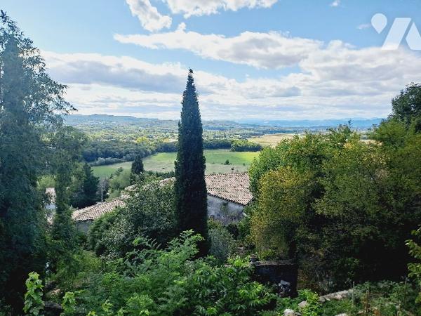 LA BEGUDE DE MAZENC, ancienne auberge de 277m² avec jardin.