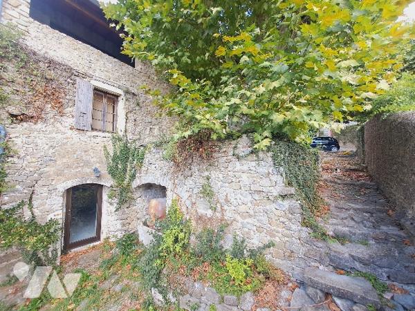 LA BEGUDE DE MAZENC, ancienne auberge de 277m² avec jardin.