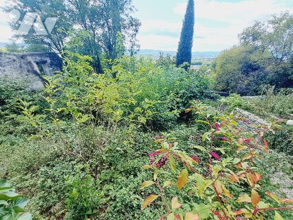 LA BEGUDE DE MAZENC, ancienne auberge de 277m² avec jardin.