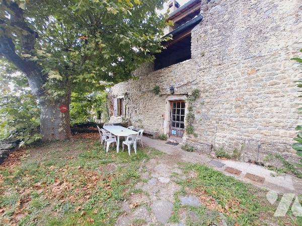 LA BEGUDE DE MAZENC, ancienne auberge de 277m² avec jardin.