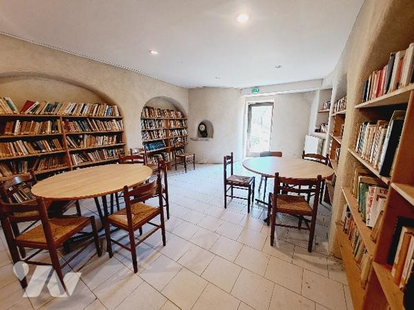 LA BEGUDE DE MAZENC, ancienne auberge de 277m² avec jardin.