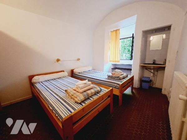 LA BEGUDE DE MAZENC, ancienne auberge de 277m² avec jardin.