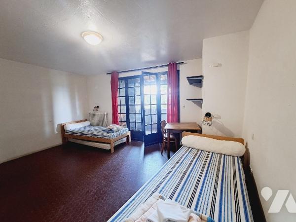 LA BEGUDE DE MAZENC, ancienne auberge de 277m² avec jardin.