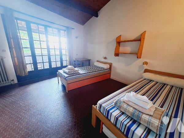 LA BEGUDE DE MAZENC, ancienne auberge de 277m² avec jardin.