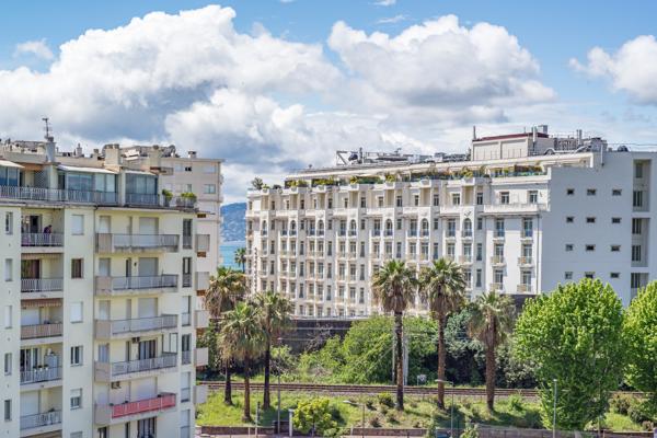 Cannes- proche Croisette, Grand 2 pièces traversant, dernier étage Terrasse