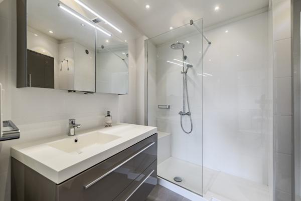 Cannes- proche Croisette, Grand 2 pièces traversant, dernier étage Terrasse