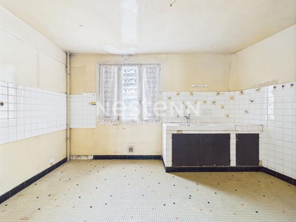 A vendre à Arpajon Sur Cere, Maison de ville 6 pièce avec cave, garage et jardin, à rénover