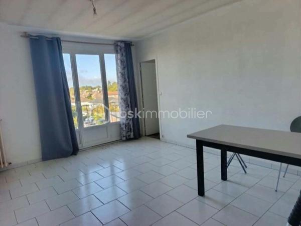 Au 3e étage d’une copropriété de 4 étages, cet appartement se compose d’un couloir desservant une cuisine avec coin rangement, 
un salon, deux chambres, une salle de bains ainsi que des WC séparés.

Le bien est vendu avec une cave et un grenier.

L’appartement est libre de toute occupation et nécessite des travaux de rénovation, offrant ainsi la possibilité de le réaménager et de le personnaliser selon vos envies.
Chauffage collectif au gaz.