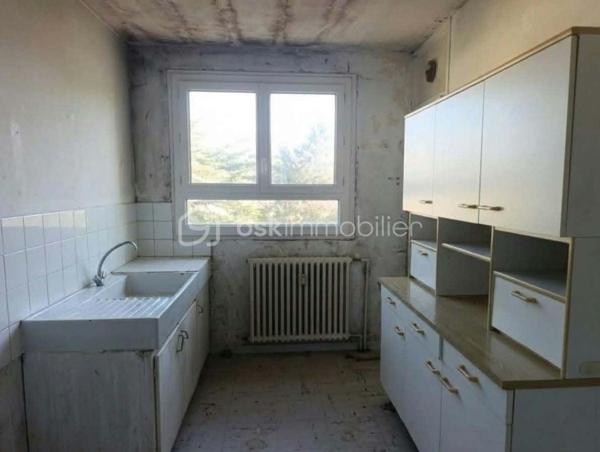 Au 3e étage d’une copropriété de 4 étages, cet appartement se compose d’un couloir desservant une cuisine avec coin rangement, 
un salon, deux chambres, une salle de bains ainsi que des WC séparés.

Le bien est vendu avec une cave et un grenier.

L’appartement est libre de toute occupation et nécessite des travaux de rénovation, offrant ainsi la possibilité de le réaménager et de le personnaliser selon vos envies.
Chauffage collectif au gaz.