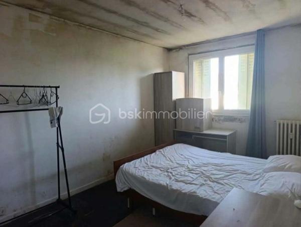 Au 3e étage d’une copropriété de 4 étages, cet appartement se compose d’un couloir desservant une cuisine avec coin rangement, 
un salon, deux chambres, une salle de bains ainsi que des WC séparés.

Le bien est vendu avec une cave et un grenier.

L’appartement est libre de toute occupation et nécessite des travaux de rénovation, offrant ainsi la possibilité de le réaménager et de le personnaliser selon vos envies.
Chauffage collectif au gaz.