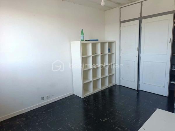 Au 3e étage d’une copropriété de 4 étages, cet appartement se compose d’un couloir desservant une cuisine avec coin rangement, 
un salon, deux chambres, une salle de bains ainsi que des WC séparés.

Le bien est vendu avec une cave et un grenier.

L’appartement est libre de toute occupation et nécessite des travaux de rénovation, offrant ainsi la possibilité de le réaménager et de le personnaliser selon vos envies.
Chauffage collectif au gaz.