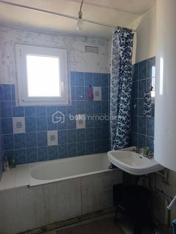 Au 3e étage d’une copropriété de 4 étages, cet appartement se compose d’un couloir desservant une cuisine avec coin rangement, 
un salon, deux chambres, une salle de bains ainsi que des WC séparés.

Le bien est vendu avec une cave et un grenier.

L’appartement est libre de toute occupation et nécessite des travaux de rénovation, offrant ainsi la possibilité de le réaménager et de le personnaliser selon vos envies.
Chauffage collectif au gaz.