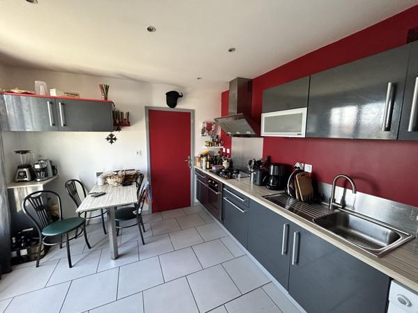 À vendre - Maison mitoyenne 2 côtés, 5 pièces située à Carbon-Blanc (33560)