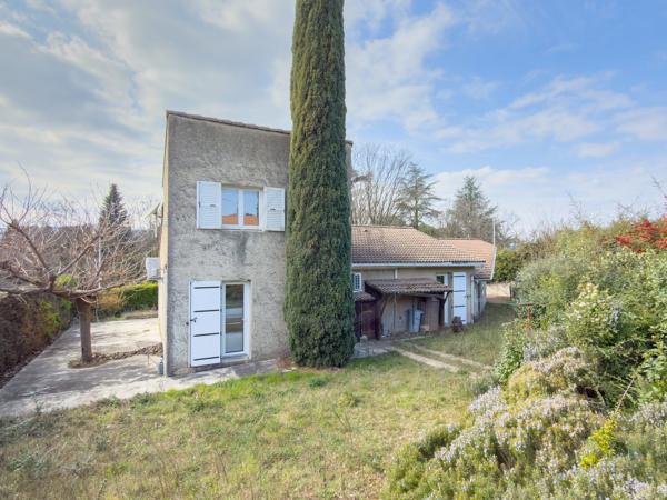 Maison de 130m² environ avec potentiel sur 594m2 de terrain à proximité des commodités