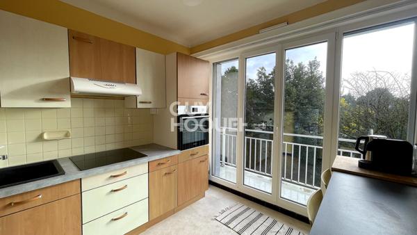 Grand T2 avec balcon au calme St Donatien