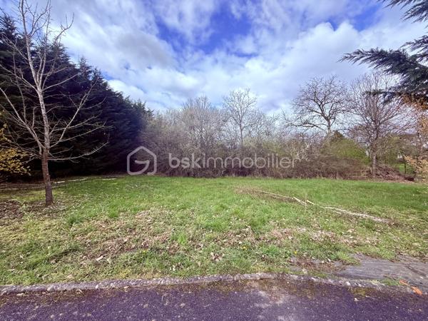 Vous rêvez de construire une maison qui vous ressemble dans un environnement calme et agréable ? 

Découvrez ce magnifique terrain à bâtir de 546 m², offrant une façade de 18,60 mètres, idéal pour donner vie à votre projet de construction.

Situé dans la charmante commune de Wittring, ce terrain bénéficie d’un cadre de vie paisible tout en restant à proximité des commodités essentielles : écoles, commerces et principaux axes de circulation.

Grâce à sa configuration régulière, il offre de nombreuses possibilités d’aménagement et permettra la réalisation d’une maison fonctionnelle et parfaitement adaptée à vos envies.

Que vous soyez à la recherche d’un terrain pour votre résidence principale ou dans le cadre d’un investissement, cette parcelle représente une belle opportunité dans un secteur recherché.

Les + du terrain :

- Terrain constructible de 546 m²
- 18,60 m de façade
- Environnement calme et verdoyant
- Viabilisation facile
- Belle exposition et nombreuses possibilités de construction
- Proximité des commodités et des axes principaux

Pour plus d’informations, contactez moi sans attendre. Je serai ravi de vous accompagner dans votre projet immobilier.