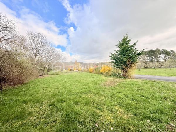 Vous rêvez de construire une maison qui vous ressemble dans un environnement calme et agréable ? 

Découvrez ce magnifique terrain à bâtir de 546 m², offrant une façade de 18,60 mètres, idéal pour donner vie à votre projet de construction.

Situé dans la charmante commune de Wittring, ce terrain bénéficie d’un cadre de vie paisible tout en restant à proximité des commodités essentielles : écoles, commerces et principaux axes de circulation.

Grâce à sa configuration régulière, il offre de nombreuses possibilités d’aménagement et permettra la réalisation d’une maison fonctionnelle et parfaitement adaptée à vos envies.

Que vous soyez à la recherche d’un terrain pour votre résidence principale ou dans le cadre d’un investissement, cette parcelle représente une belle opportunité dans un secteur recherché.

Les + du terrain :

- Terrain constructible de 546 m²
- 18,60 m de façade
- Environnement calme et verdoyant
- Viabilisation facile
- Belle exposition et nombreuses possibilités de construction
- Proximité des commodités et des axes principaux

Pour plus d’informations, contactez moi sans attendre. Je serai ravi de vous accompagner dans votre projet immobilier.